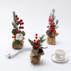 Nouvelle mini décoration de Noël pour bureau, arbre de Noël miniature avec pommes de pin et baies rouges en coton, centre de table festif pour bureau, chambre à coucher - Product Image 1