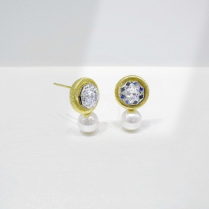 Venta al por mayor de pendientes pequeños de perlas en plata de ley 925 y oro de 14k, únicos, estilo coreano, minimalistas, para mujer, ideales para las vacaciones de verano. - Product Image 2