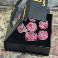 LuxeRoll – Ensemble de dés en résine à bords tranchants faits à la main, 7 pièces, noyau liquide, motif fraise, polyédriques, pour D&D et jeux de rôle sur table, vente en gros, personnalisables