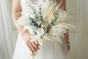 Bouquet de qualité garantie avec des roses blanches en pampas et de l'eucalyptus pour la mariée, la demoiselle d'honneur, bouquet de mariage, fleurs séchées - Product Image 3