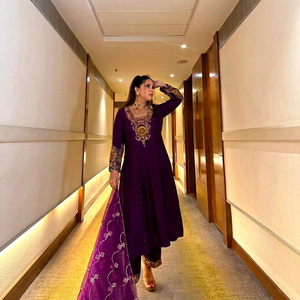 Ensemble Anarkali brodé violet avec dupatta, tenue traditionnelle indienne et pakistanaise pour femme, longueur cheville, coupe ample en coton, idéal pour les fêtes - Product Image 1