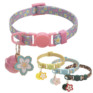 <span class=keywords><strong>Collare</strong></span> per Gatti in Poliestere con Stampa Fiori di Ciliegio, Campanello e Fibbia di Sicurezza - Tessuto Morbido per Gatti Piccoli e Medi, Disponibile in 4 Colori - Product Image 1