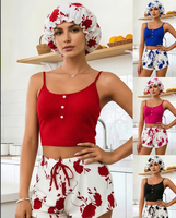 Ensemble pyjama P682 avec caraco côtelé rouge et short à imprimé floral blanc, avec bonnet de douche, vêtements de nuit et de détente