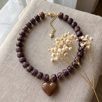 Collier ras du cou en perles d'acrylique effet marbre avec pendentif cœur, entretoises dorées et disques rondelles, couleur marron chocolat, style bohème, pour usage quotidien et soirées