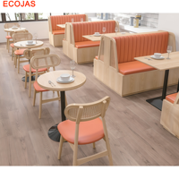 Ensemble de mobilier de restaurant avec banquette en tissu corail, chaises tissées et tables de salle à manger variées