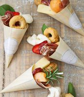 Tasses à cônes en bois jetables pour la présentation de nourriture de fête Tasses en pin pour charcuterie et boissons élégantes et écologiques
