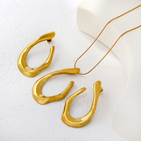 Nuevo Conjunto de Joyería de Acero Inoxidable Chapado en Oro: Pendientes de Diseño Geométrico Irregular y Collar con Colgante de Línea Ondulada en Forma de C con Cadena de Serpiente