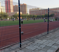 Clôture de sécurité pour terrain de sport en grillage soudé 3D en V, galvanisée à chaud et thermolaquée, anti-impact pour terrains de football et aires de jeux