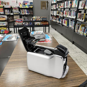 Zebra ZC300 Single- & Dual-Sided Membership/ID Card Impressora com 800300-252CN YMKCO Color Ribbon em Stock - Product Image 5