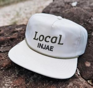 Gorra de Béisbol OEM de Moda, Unisex, Colorida, de Nylon, con Visera Plana, Cierre a Presión, con Cuerda, Logotipo Personalizado, Sin Estructura, de 5 Paneles - Product Image 1