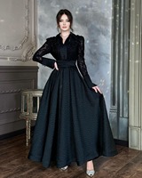 Robe à manches longues style rétro avec dentelle perlée, taille ornée de strass, coupe ajustée blanche sur le devant