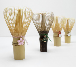 Fouet à matcha japonais artisanal en bambou violet Shin Chasen avec un charmant accessoire pour la cérémonie du matcha - Product Image 2