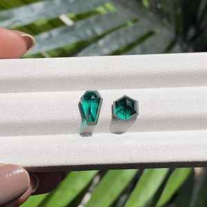 Pierre d'émeraude naturelle de laboratoire |   Émeraude verte |   Émeraude néon |   Pierre précieuse émeraude menthe |   Bague de fiançailles en forme de cercueil et d'hexagone - Product Image 2