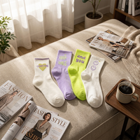 Chaussettes mi-mollet unisexes décontractées et sportives en polycoton respirant, imprimées lettres colorées, style preppy, tendance et élégantes pour le printemps