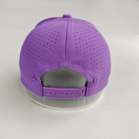 Casquette de baseball respirante perforée violette avec patch en cuir personnalisé, accent en corde tressée jaune et broderie latérale motif tigre