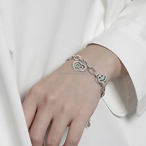 Bracciale Charm in Argento Sterling 925 con Lettera GO e Faccina Sorridente per Donna, Gioiello Raffinato a Prezzo di Fabbrica per Regalo Personalizzato - Product Image 5