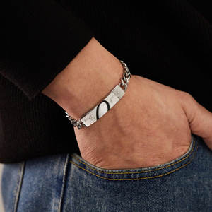 Bracelet en acier inoxydable gravé avec le symbole du cœur pour les couples, véritable amour |   Design personnalisable et minimaliste, bijoux tendance - Product Image 4
