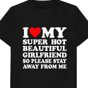 Maglietta 'I Love My Super Hot Beautiful Girlfriend' con avvertenza 'Stay Away' - Product Image 1