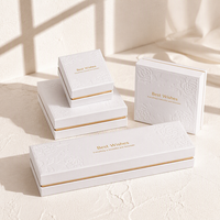 Boîtes cadeaux en papier blanc gaufré personnalisées avec cadre intérieur doré pour l'emballage de bagues, de colliers et de boucles d'oreilles