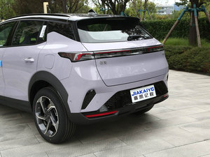 Elegante SUV Lynk & Co 06 Ultra Max Plus con Diseño Urbano en Contraste, Llantas de Aleación de 17 Pulgadas, Paquete de Techo Negro Flotante - Product Image 5