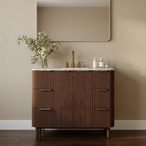 <span class=keywords><strong>Mobile</strong></span> Bagno Moderno in Legno Massello Naturale Personalizzato con Design Scanalato a Strisce, Top in Quarzo e Lavabo Singolo, Mobiletto Freestanding - Product Image 1