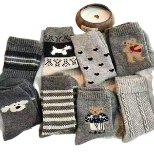 Calcetines cálidos de media pantorrilla para mujer con diseño de oso de dibujos animados, calcetines gruesos flocados para estar en casa, para otoño e invierno, estilo juvenil que mantiene el calor - Product Image 4