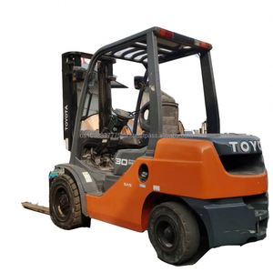 Chariot élévateur diesel d'occasion pour le Japon, modèle 8FD30, 3 tonnes, 3 mètres, 2012, transmission 4x4, mât bi-étages, garantie 1 an, à vendre - Product Image 1