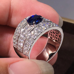 Anello di Lusso a Tre Strati con Pavé per Donne, Elegante Gioiello da Dito per Fidanzamento e Feste - Product Image 6