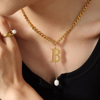 Collier pendentif tendance en acier inoxydable avec chaîne cubaine épaisse, initiale lettre B et perle tombante