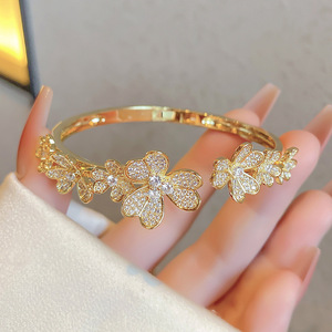สร้อยข้อมือเพทายรูปดอกไม้สำหรับผู้หญิง ทอง เงิน ของขวัญ เครื่องประดับ Sz11.11 ดีไซน์ 6 กลีบ - Product Image 4