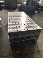 Tables de soudage 3D avec dispositifs de support pour les cadres de machines de construction, les sous-châssis, les véhicules spéciaux et les équipements lourds