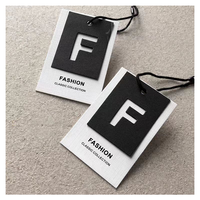 Étiquettes de vêtements en papier écologiques personnalisées à prix abordable, très demandées, pour sacs, chaussures, impression de logo de marque, estampage à chaud