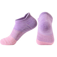 Chaussettes courtes de sport imprimées à blocs de couleur pour femmes, en tissu bouclette épaissi, respirantes, antidérapantes, invisibles pour la course à pied