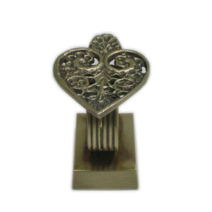 Anneau de serviette en relief en laiton antique Anneau de serviette en métal élégant avec un design complexe - Product Image 1