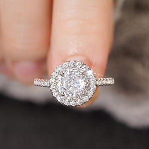 Anello di fidanzamento da donna in oro bianco con diamante taglio brillante rotondo naturale colore D, design a halo - Product Image 3