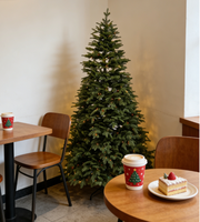 Sapin de Noël artificiel pré-éclairé en gros, directement de l'usine HR, entièrement en PE, taille personnalisée, écran LED, lumières multicolores et lumière chaude