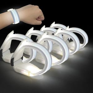 สายรัดข้อมือ LED ควบคุมระยะไกลแบบกำหนดเองสำหรับคอนเสิร์ตขนาดใหญ่ พร้อมไฟ LED 15 สี ระยะ 1000 เมตร อายุการใช้งานแบตเตอรี่ 4-6 ชั่วโมง - Product Image 1