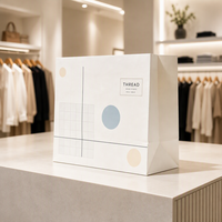 Sac shopping en papier minimaliste avec logo de marque, poignée torsadée en kraft, sac fourre-tout en papier d'art blanc imprimé sur mesure