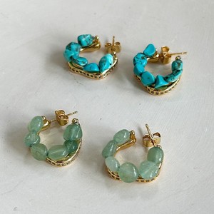 Boucles d'oreilles créoles Huggie en laiton plaqué or 18 carats avec micro-pavé de zircon cubique et pierre irrégulière en turquoise naturelle style bohème pour femme, vente en gros de bijoux - Product Image 3