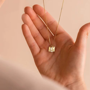 EManco <span class=keywords><strong>Gioielli</strong></span> Minimalisti <span class=keywords><strong>con</strong></span> Iniziali, Collana <span class=keywords><strong>con</strong></span> Ciondolo Rettangolare Personalizzato in Acciaio Inossidabile per Donne - Product Image 4