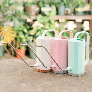 RUIPU 1200mL Regadera de plástico de estilo moderno Forma cilíndrica con varilla larga de acero inoxidable antigoteo para uso en el jardín - Product Image 1
