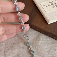 Bijou de main élégant pour femme, motif floral bleu marine, scintillant et tendance, au style raffiné et sophistiqué