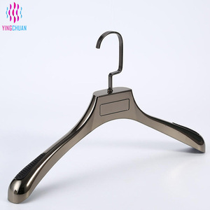 <span class=keywords><strong>Perchas</strong></span> al por mayor con LOGO personalizado, <span class=keywords><strong>perchas</strong></span> <span class=keywords><strong>de</strong></span> plástico para trajes y abrigos para tiendas <span class=keywords><strong>de</strong></span> ropa - Product Image 1
