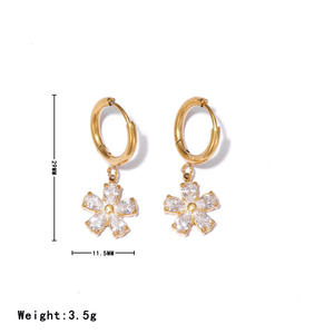 YF6635 Nouvelles boucles d'oreilles créoles en acier inoxydable plaqué or 18 carats en forme de fleur douce, anti-ternissement, imperméables - Product Image 5