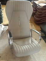 Dernières chaises pivotantes de réalisateur en cuir design Chaises de direction à dossier haut Chaises de bureau de patron en cuir PU blanc