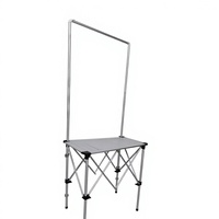 Comptoir d'exposition portable robuste en plastique et aluminium avec dessus pliable accordéon pour stockage interne