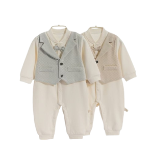 Conjunto de dos piezas falsas en stock para bebé unisex: pelele de manga larga de elastano/algodón para recién nacido con chaleco, ideal para otoño. - Product Image 1