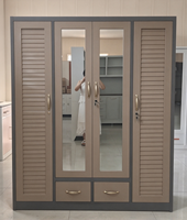 Armoire de chambre contemporaine avec portes miroir, panneaux à persiennes et poignées élégantes dorées