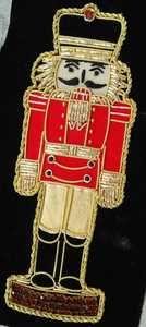 Adorno navideño de primera calidad, cascanueces con abrigo rojo, decoración de cascanueces bordada en oro, fabricante. - Product Image 4