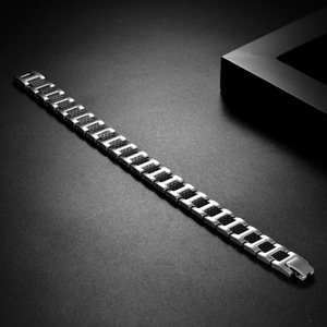Vente en gros sur mesure Bracelet en acier inoxydable personnalisé à motifs de crocodiles imperméables et sans décoloration - Product Image 4